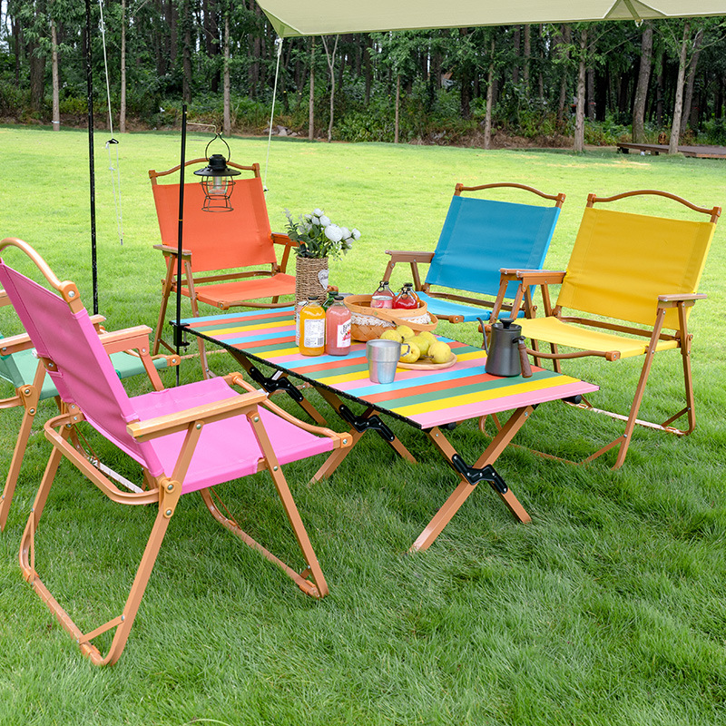 Outdoor Furniture Vendors - Sedia Kermit colorata, tavolo e sedie